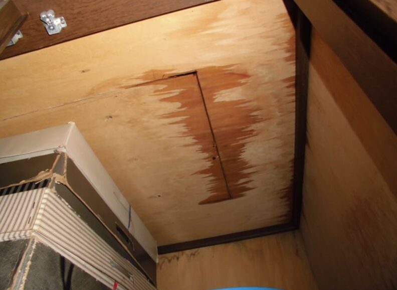 屋根の雨漏り修理1